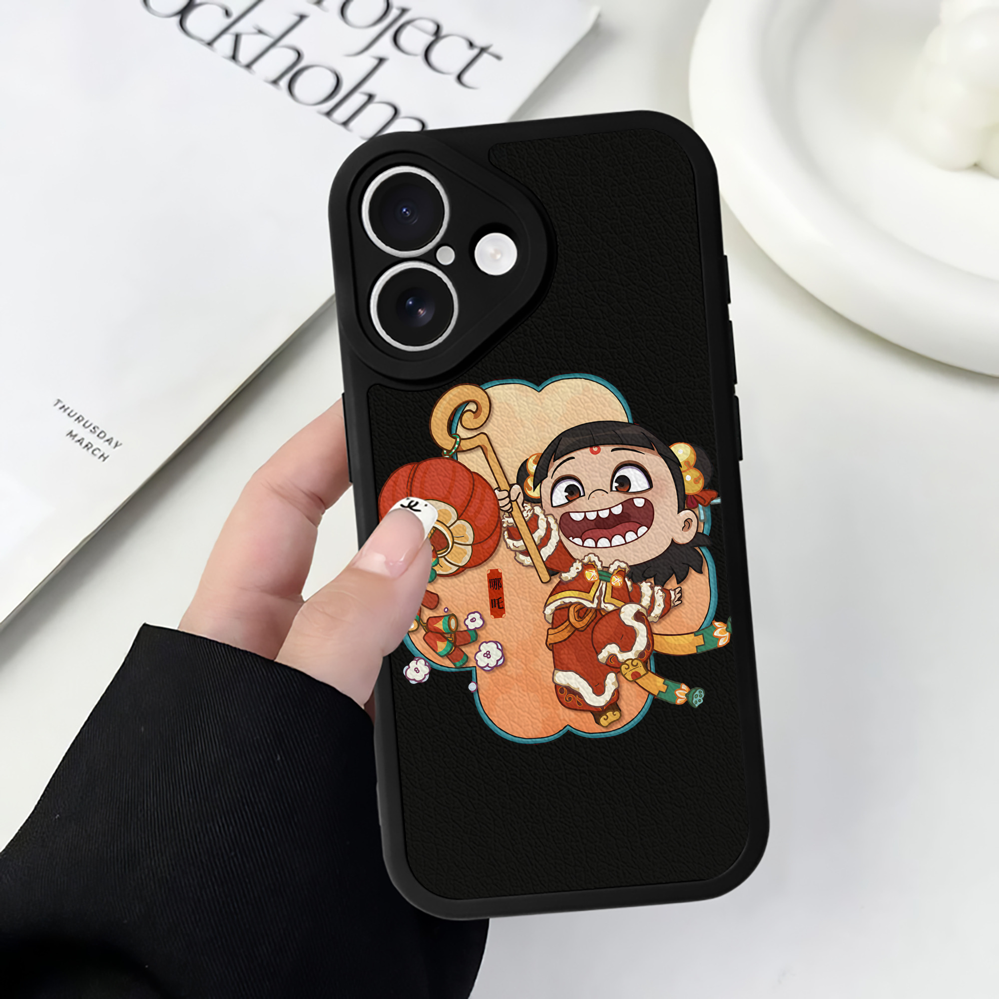 （画像用） Ne Zha 2 ナタ 魔童の大暴れ 【iPhone 16シリーズ対応】シリコンスマホケース（レザー調） 材質：シリコン